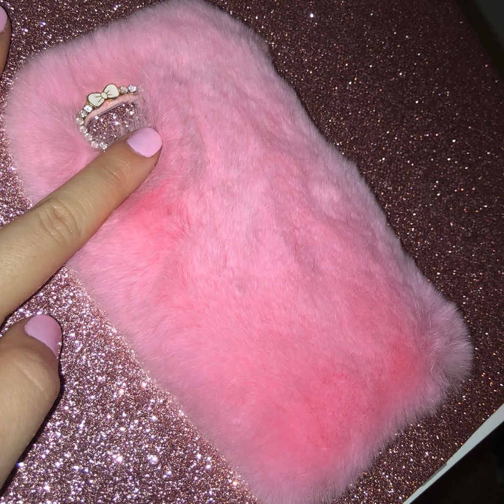 Pink fur phone case 💕